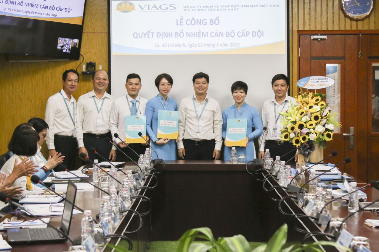 VIAGS TAN SON NHAT GAVE APPOINTMENT DECISION TO STAFF OF VNA PASSENGER SERVICE CENTER AND AIRCRAFT SERVICE CENTER