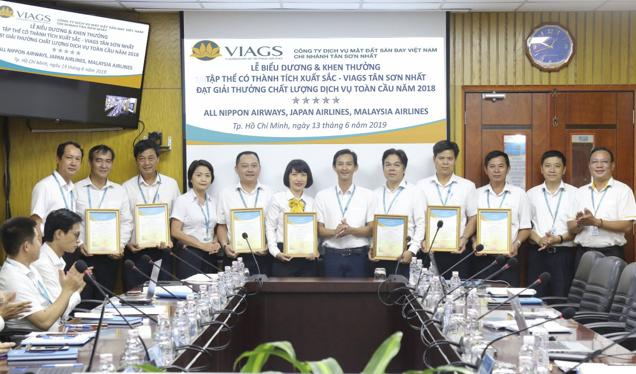 VIAGS TAN SON NHAT PRAISED AND REWARDED TYPICAL COLLECTIVES AND INDIVIDUALS IN FLIGHT SERVICE