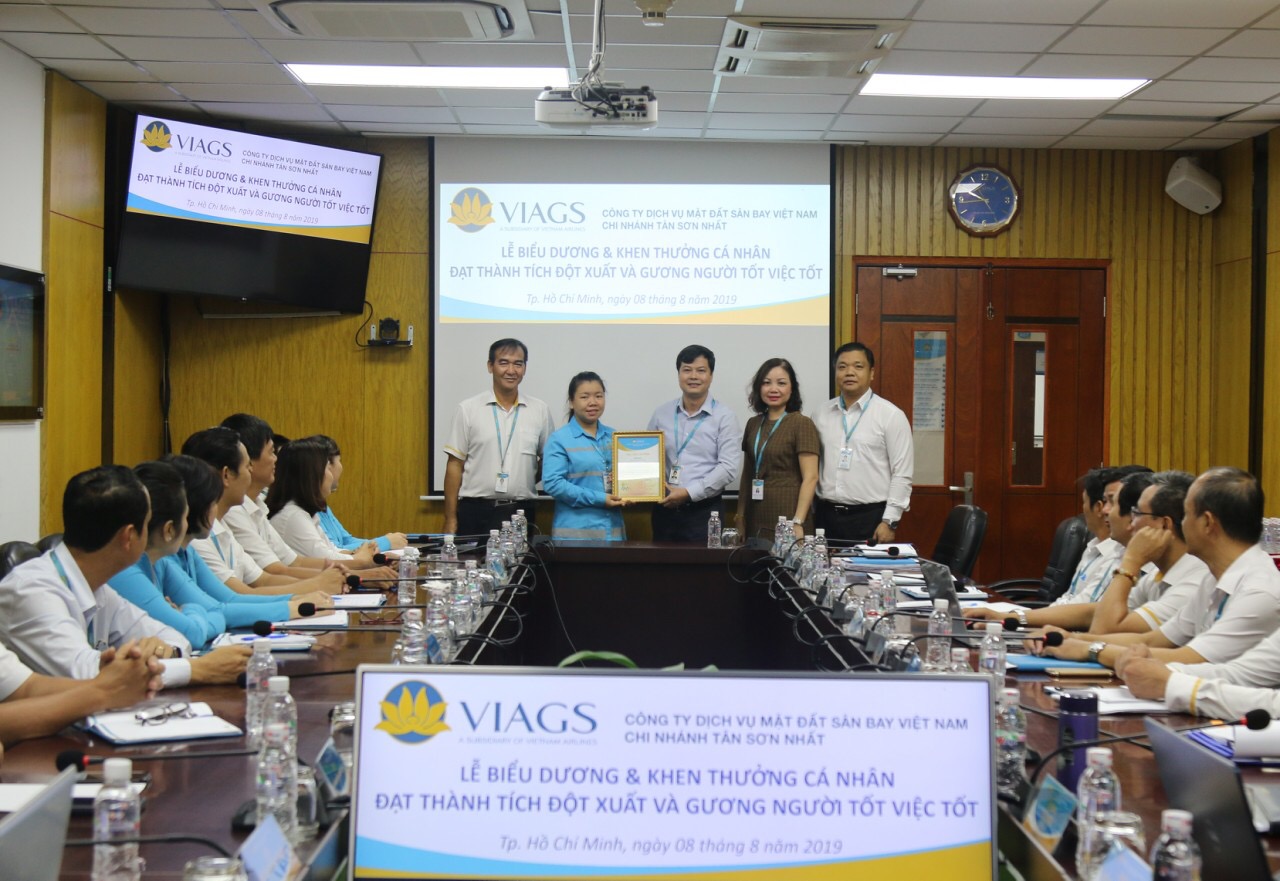 VIAGS TAN SON NHAT REWARDED GOOD PEOPLE AND GOOD WORKS