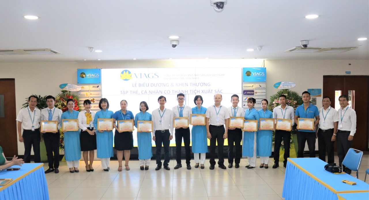 VIAGS TSN HELD REWARDING CEREMONY FOR 01 COLLECTIVE AND 06 INDIVIDUALS WITH OUTSTANDING ACHIVEMENTS IN FLIGHT SERVICES, 01 SAMPLE OF GOOD PEOPLE WITH GOOD DEEDS AND 20 INDIVIDUALS WITH EXCELLENT RESULT IN “VNAERATHOME” CONTEST