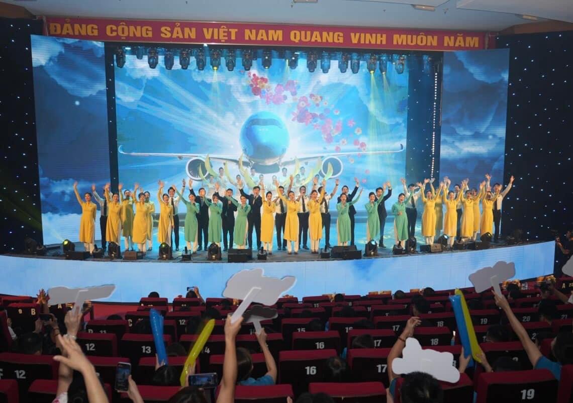 Ca khúc “Vietnam Airlines khát vọng bầu trời” do Anh Nguyễn Thái Phú - VIAGS DAD sáng tác “giật giải” Vàng tại Hội diễn nghệ thuật chào mừng 5 năm ngày thành lập Ủy Ban Quản lý vốn nhà nước