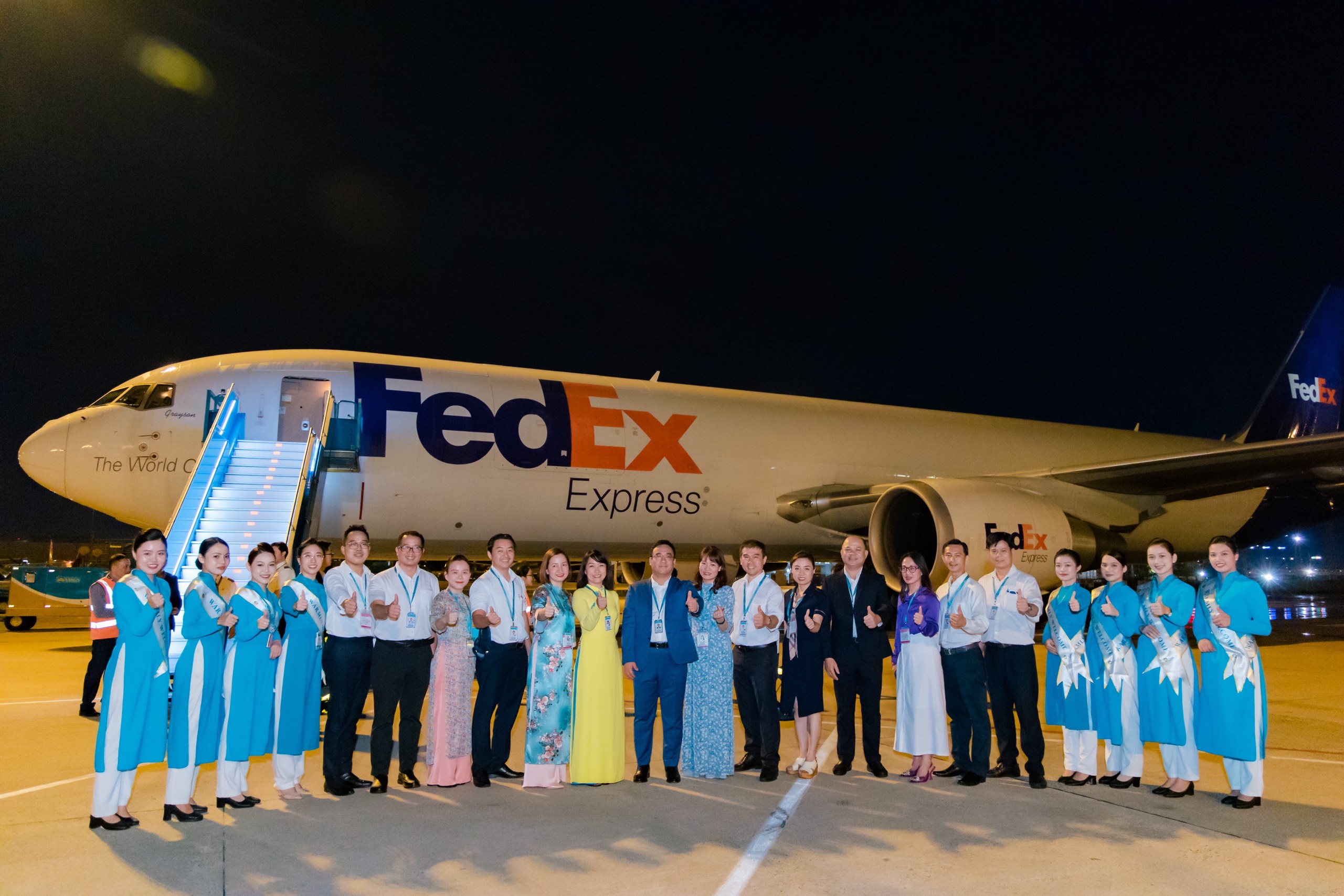 Thủ tướng đề nghị tập đoàn FedEx Express tăng chuyến bay ở Việt Nam